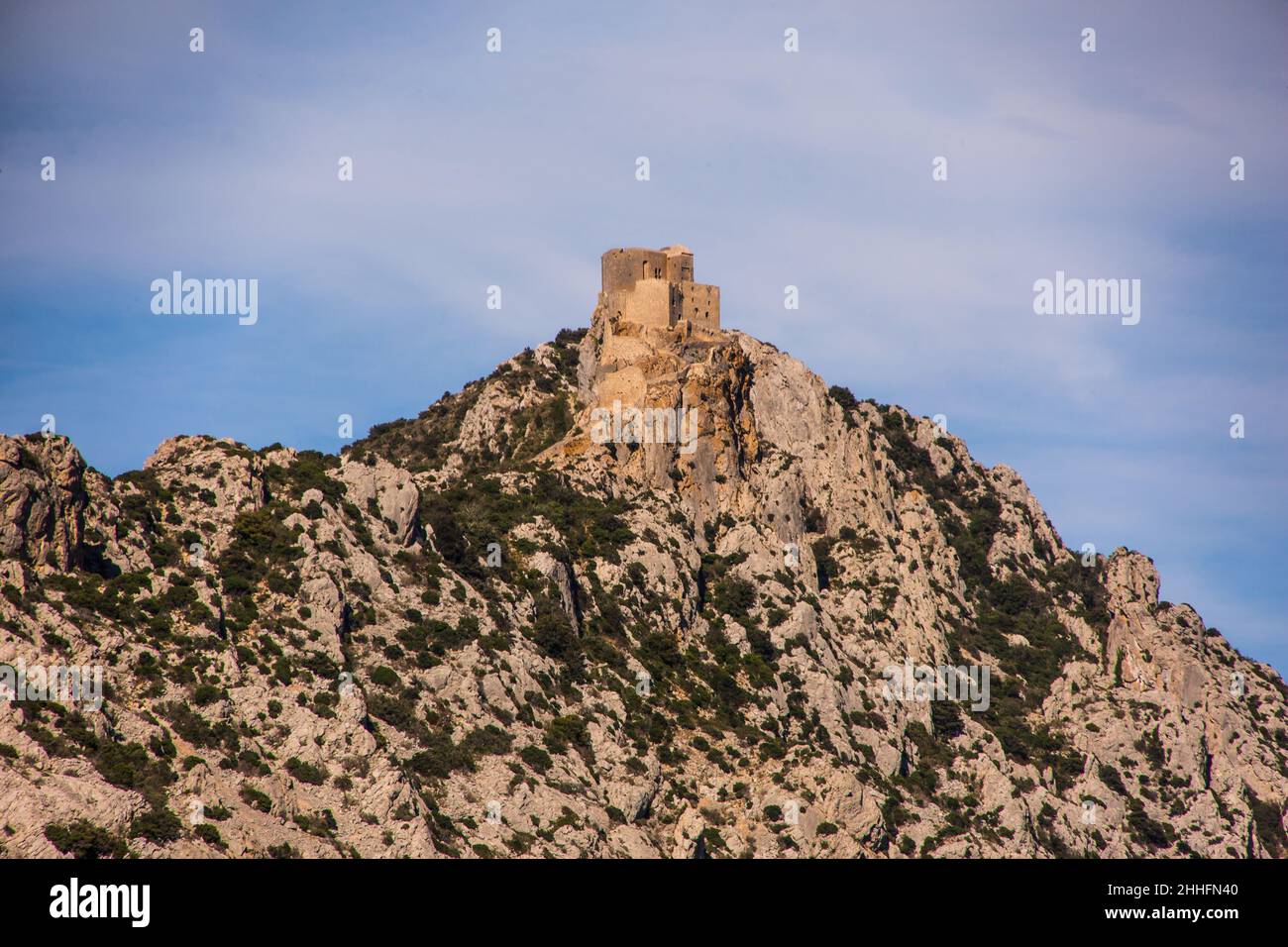 Castello di Queribus Cathar pareti esterne sulla cresta di montagna in Aude Francia Foto Stock