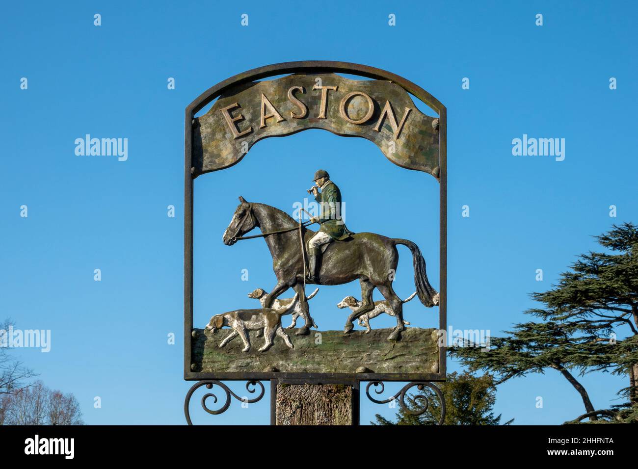 Easton villaggio segno Suffolk, contro un cielo blu Foto Stock