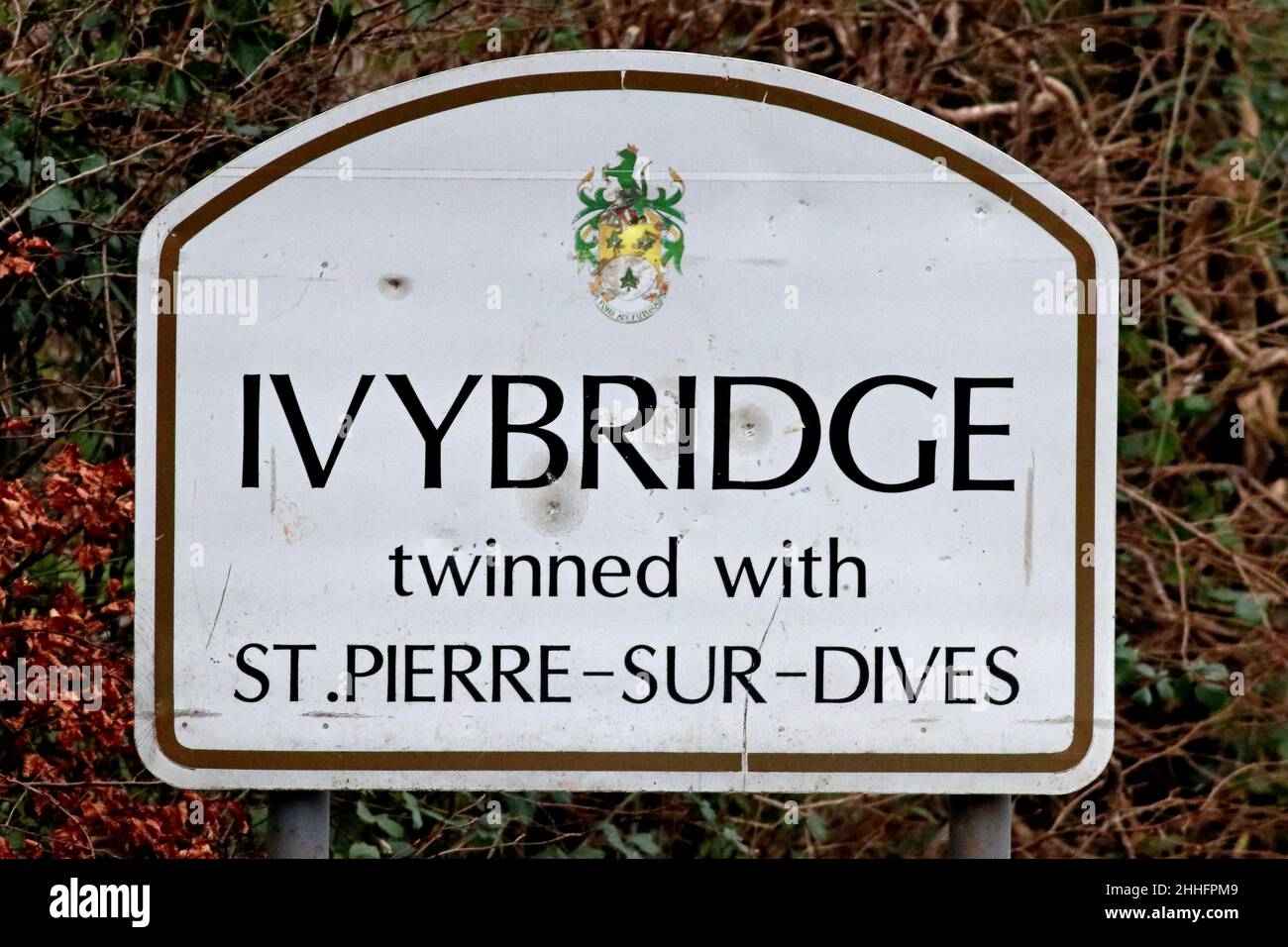 Cartello e Twinning sulla città di Ivybridge Foto Stock