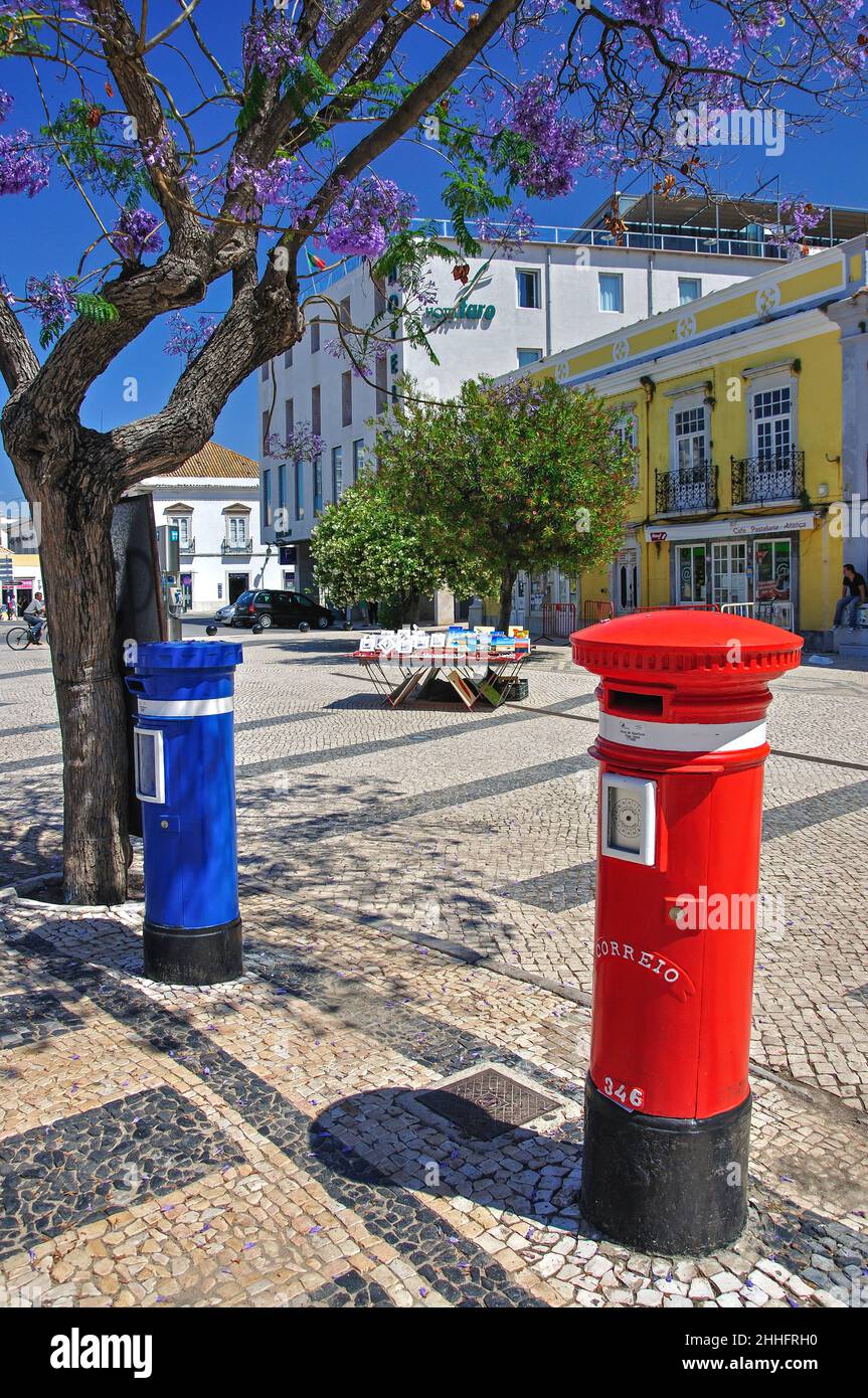 Caselle postali colorate a Praca de Francisco Gomes, Città Vecchia, Faro, Regione dell'Algarve, Portogallo Foto Stock