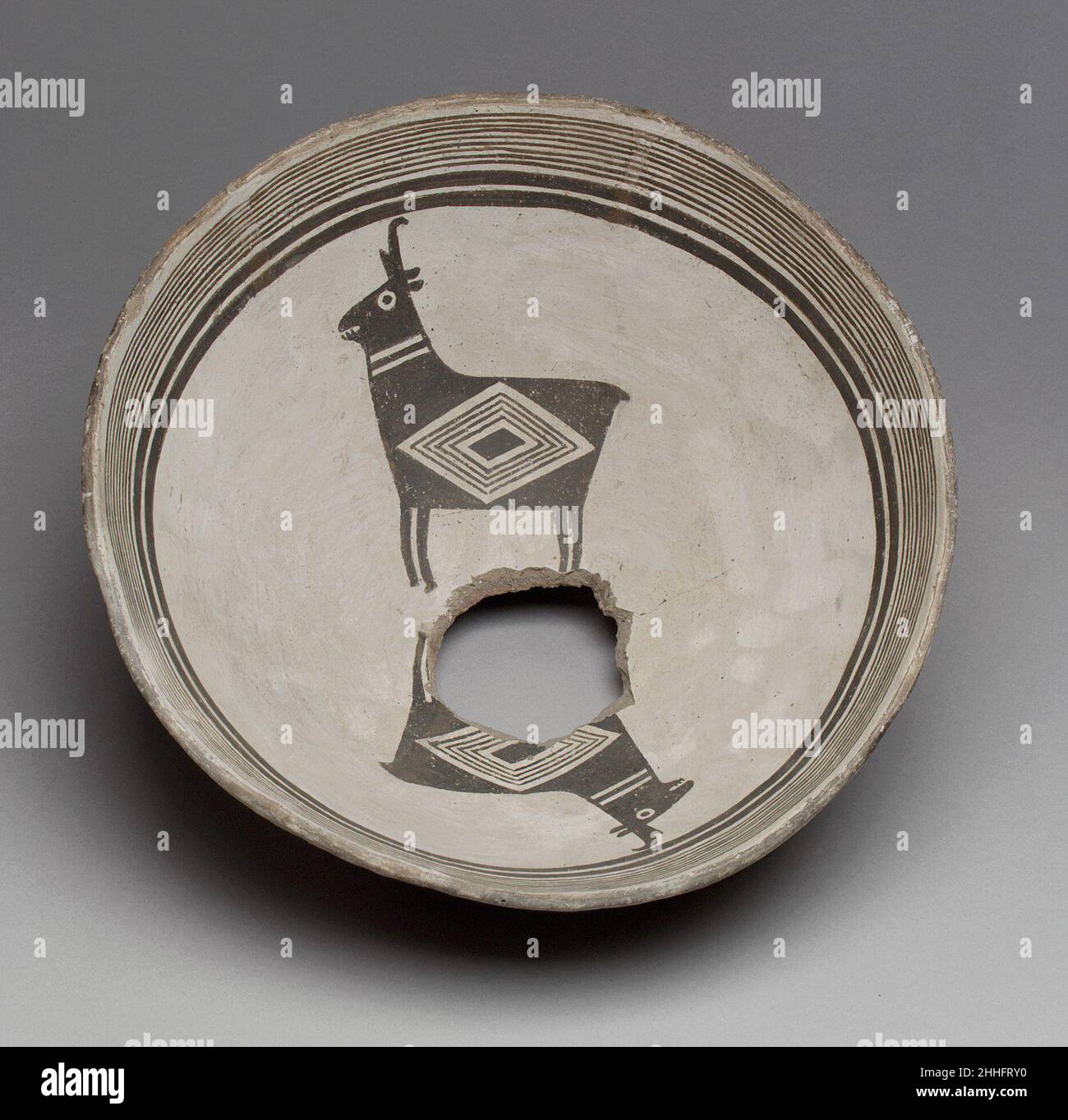 Ciotola 9th–12th secolo Mimbres circa mille anni fa, i popoli della Valle di Mimbres del New Mexico produssero molti vasi di ceramica decorati con sofisticate immagini dipinte di uccelli, animali e uomini, e loro combinazioni. Realizzate principalmente in nero su un terreno più o meno bianco, le immagini Mimbres sono degni di nota per la loro spontaneità e individualità. Nessun altro gruppo di popoli sudoccidentali ha decorato vasi di ceramica in modo simile. Mentre molte ciotole di Mimbres presentano modelli geometrici, la modalità regionale comune di abbellimento, l'immaginario figurativo e narrativo è unico per la p Foto Stock