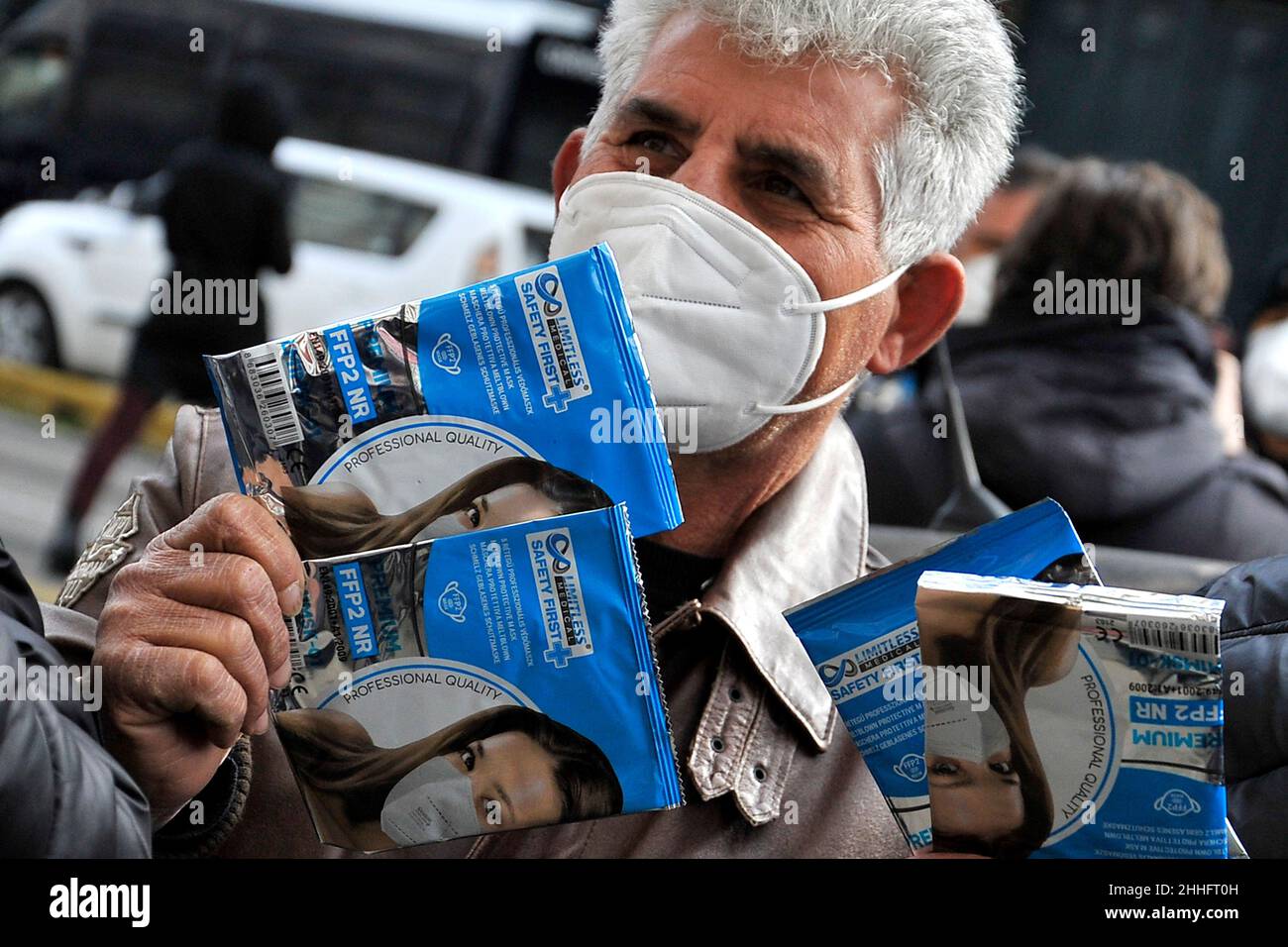 Napoli, Italia. 24th Jan 2022. Protettore con FFP2 maschere durante la dimostrazione organizzata dal movimento '7 Novembre' fuori dalla prigione di Poggioreale (NA) per consegnare centinaia di maschere ai detenuti per l'aumento delle infezioni. Credit: Vincenzo Izzo/Alamy Live News Foto Stock