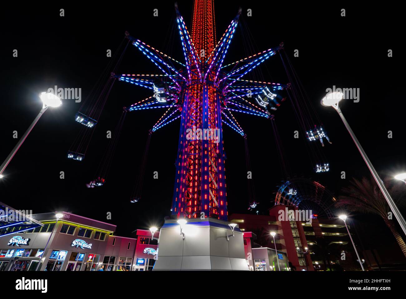 Orlando, Florida, Stati Uniti d'America - DICEMBRE, 2018: Notte luci colorate vista di Orlando Starflyer Ride, una torre di goccia gyro, all'International Foto Stock