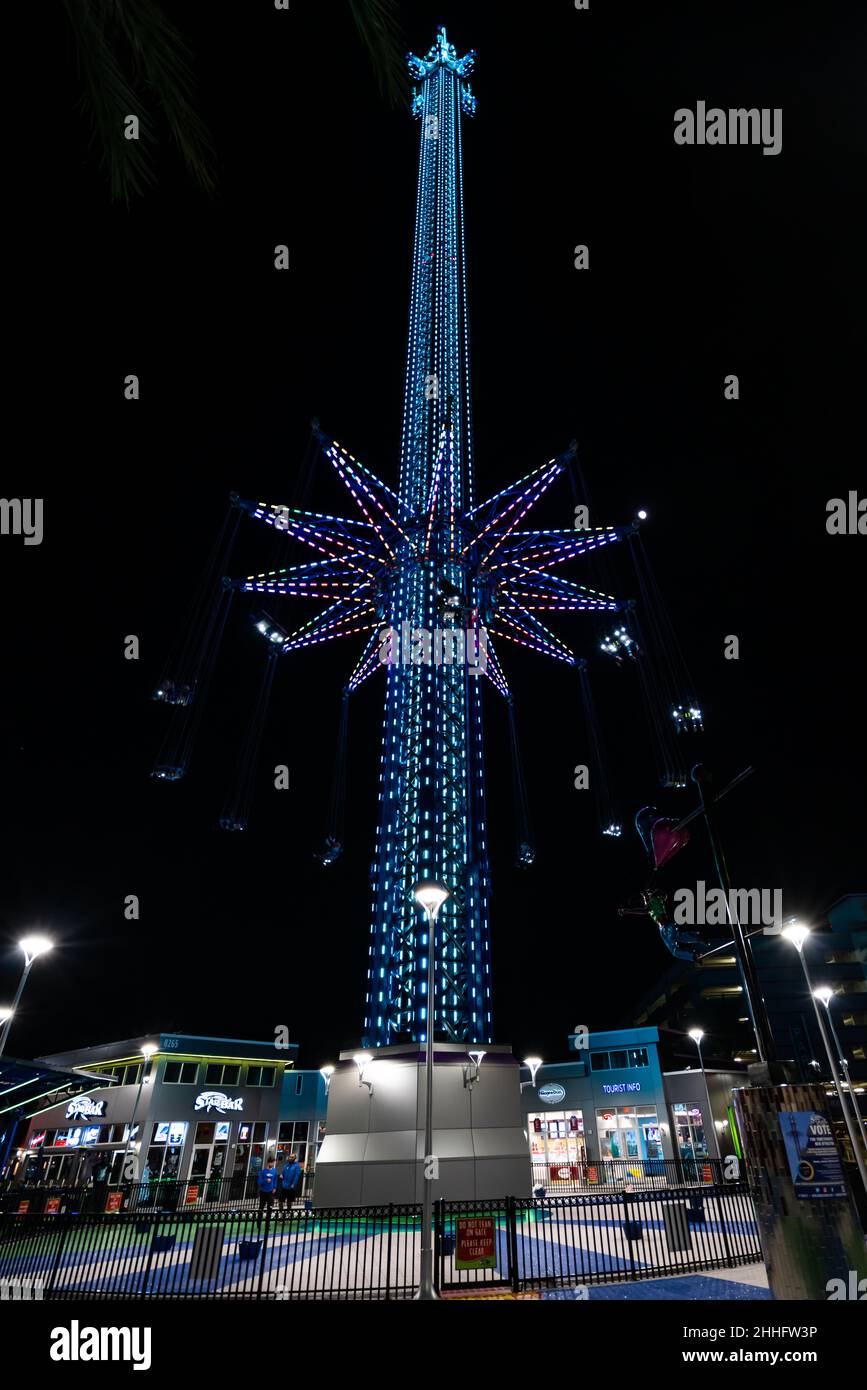 Orlando, Florida, Stati Uniti d'America - DICEMBRE, 2018: Notte luci colorate vista di Orlando Starflyer Ride, una torre di goccia gyro, all'International Foto Stock