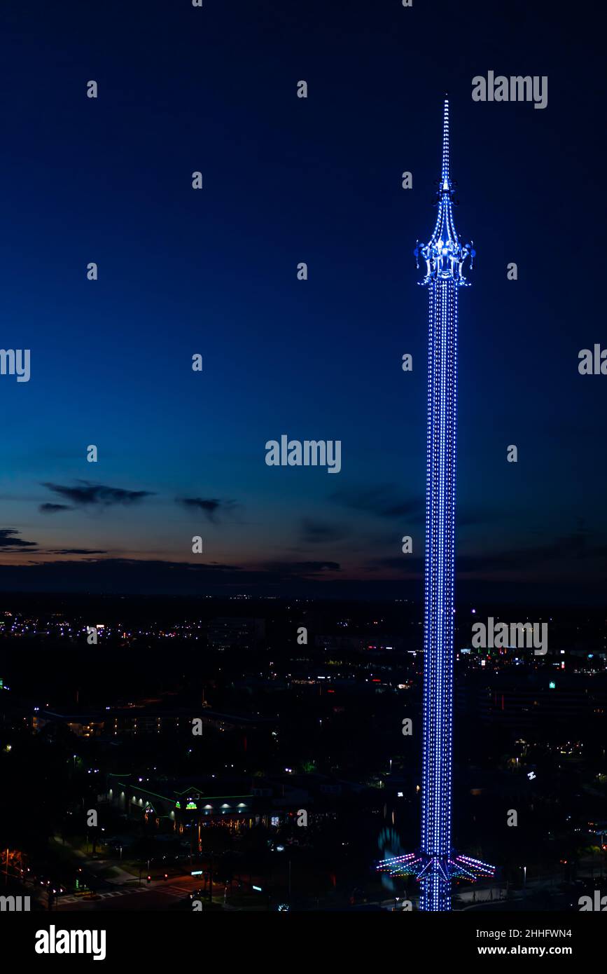 Orlando, Florida, Stati Uniti d'America - DICEMBRE, 2018: Notte luci colorate vista di Orlando Starflyer Ride, una torre di goccia gyro, all'International Foto Stock