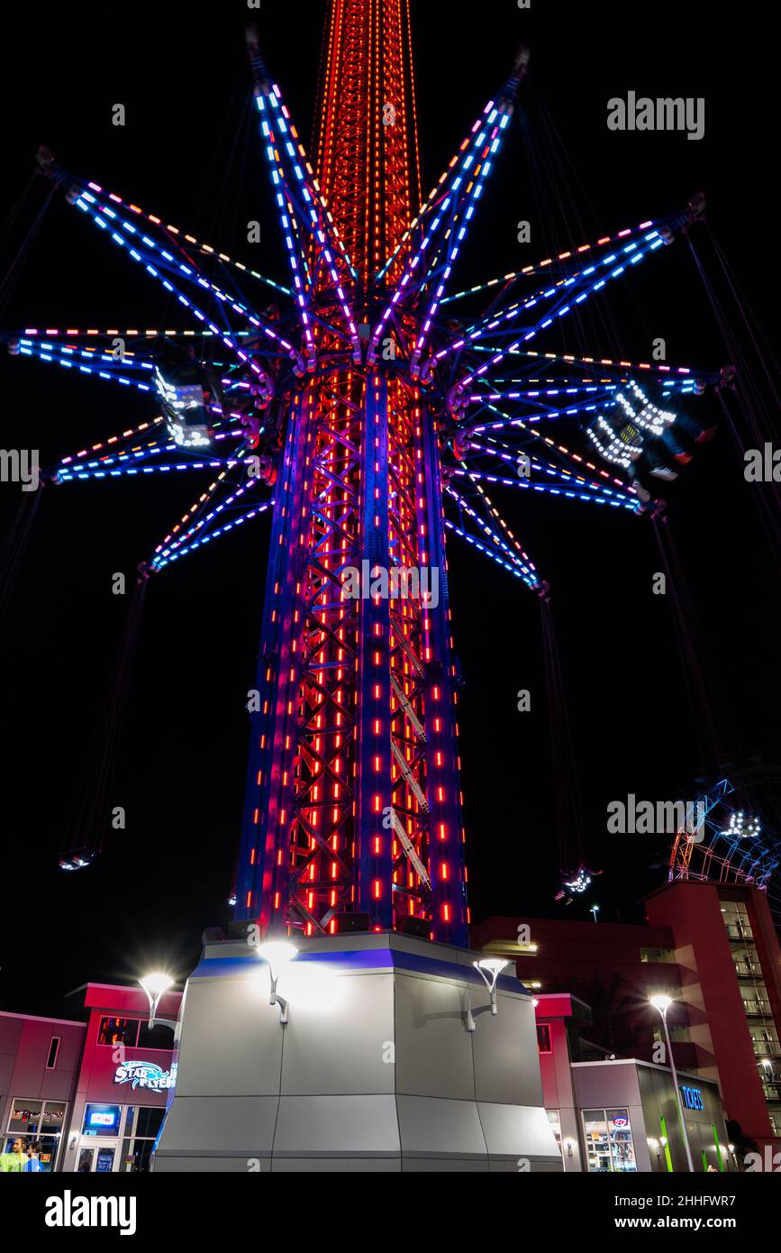 Orlando, Florida, Stati Uniti d'America - DICEMBRE, 2018: Notte luci colorate vista di Orlando Starflyer Ride, una torre di goccia gyro, all'International Foto Stock