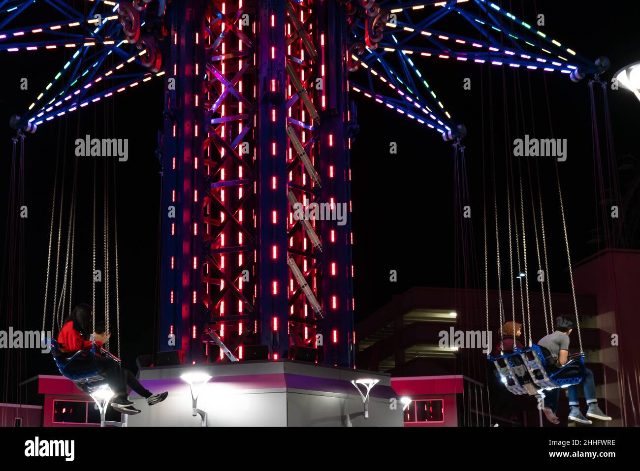 Orlando, Florida, Stati Uniti d'America - DICEMBRE, 2018: Notte luci colorate vista di Orlando Starflyer Ride, una torre di goccia gyro, all'International Foto Stock