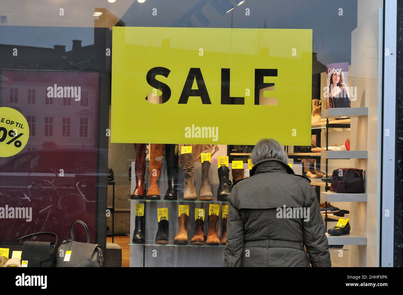 Copenaghen/Danimarca./24 Gennaio 2022/.le donne che studia la vendita price  al negozio di scarpe nella capitale danese. (Foto..Francis Joseph Dean/Dean  Pictures Foto stock - Alamy