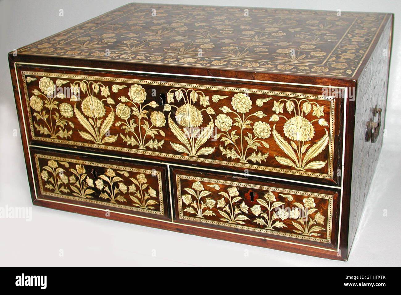 Flower-style Box con cassetti 17th secolo file di piante fiorite graziose sono spesso utilizzati come elemento di design in Mughal arte. Qui, appaiono accanto a spirali nuvole e uccelli volanti. Le maniglie in ferro su entrambi i lati della scatola sono un'aggiunta successiva che indica che la scatola è stata usata come un cassonetto da viaggio. Scatola floreale con cassetti 452813 Foto Stock