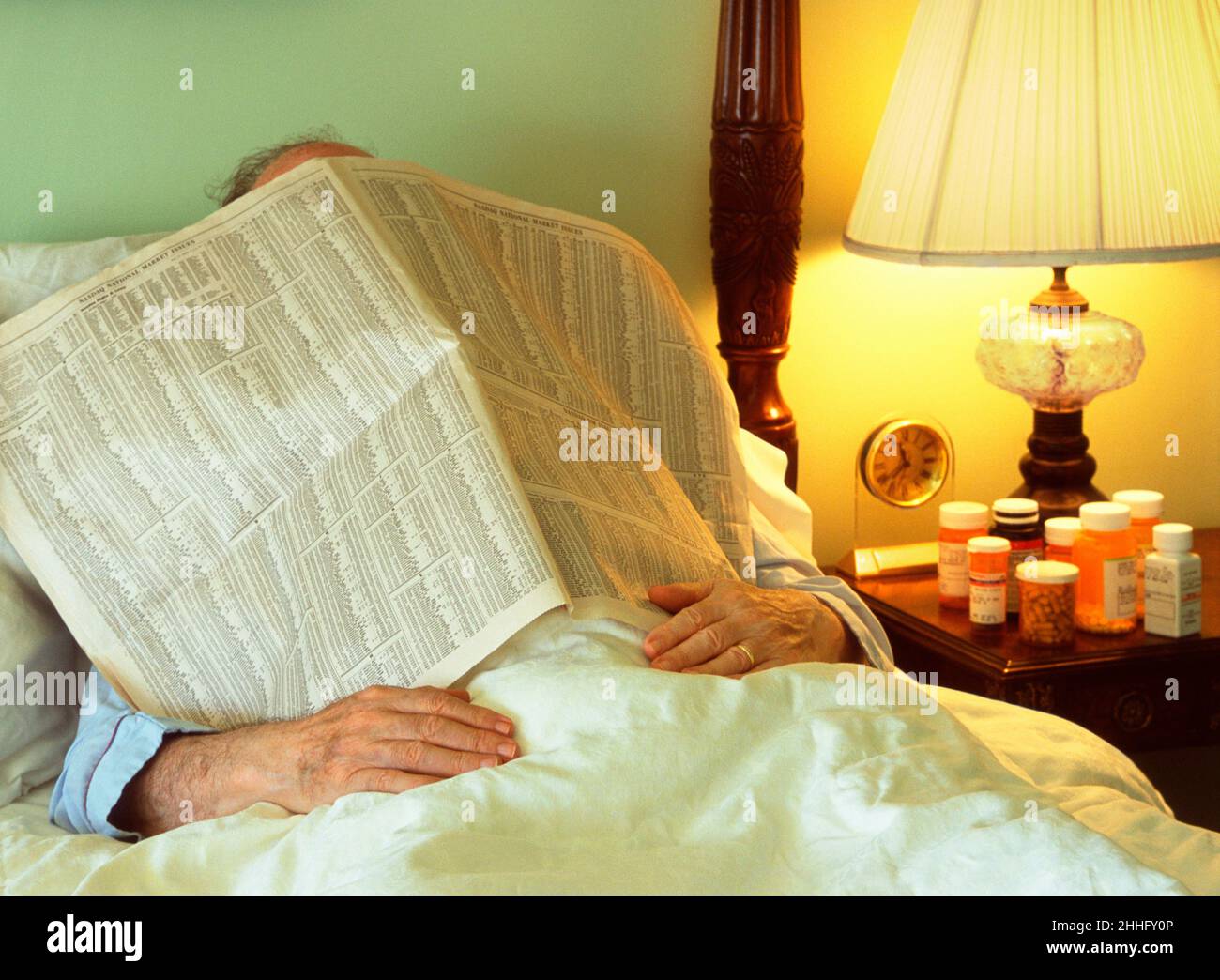 Mercato azionario. Dati di Wall Street. Elenchi di giornali delle chiusure della Borsa di New York. Investitore a letto che legge il giornale finanziario. Shock del guscio Foto Stock