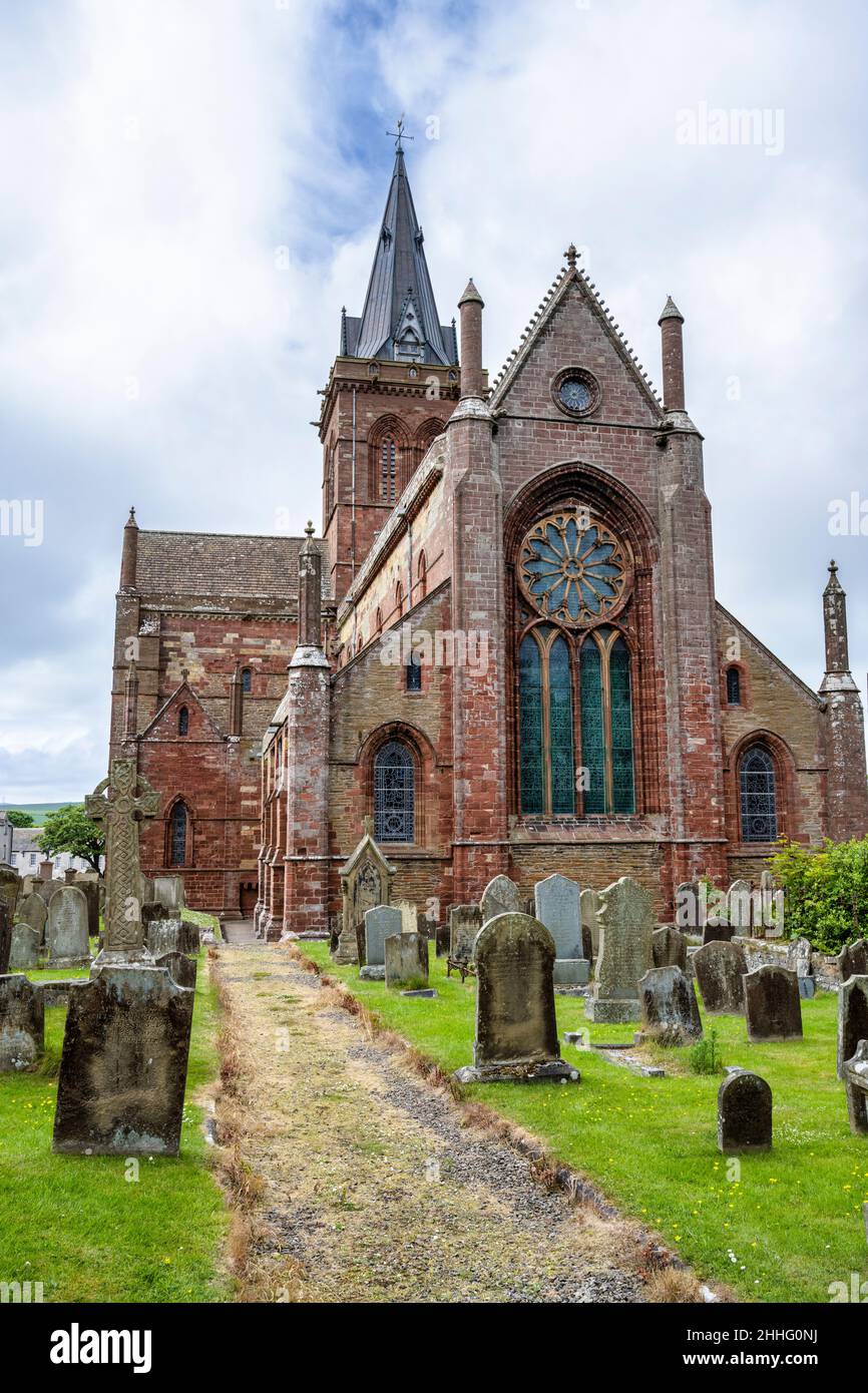 Cattedrale di St Magnus (elevazione ovest) e terreno di sepoltura a Kirkwall su Mainland Orkney in Scozia Foto Stock