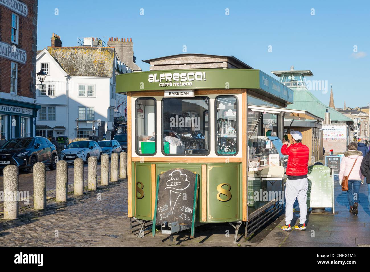 Chiosco che vende caffè e rinfreschi al Barbican di Plymouth, Devon, Regno Unito Foto Stock