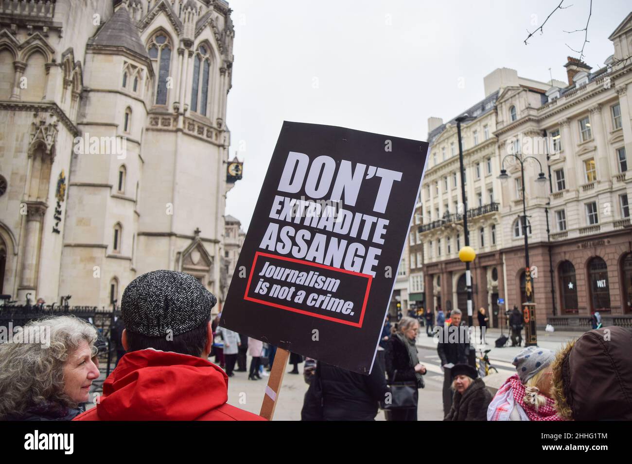 Londra, Regno Unito. 24th gennaio 2022. I manifestanti si sono riuniti al di fuori delle corti reali di giustizia a sostegno di Julian Assange, mentre il fondatore di WikiLeaks ha vinto la prima fase dell'appello contro la sua estradizione negli Stati Uniti. Foto Stock