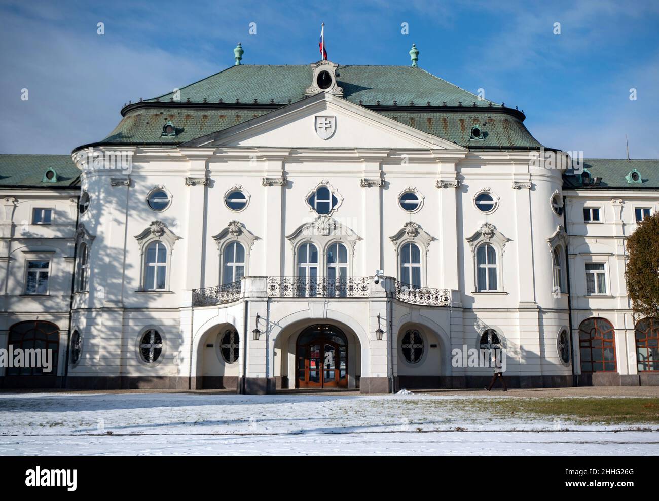 Bratislava, Slovacchia. 24th Jan 2022. Il Palazzo d'Estate dell'Arcivescovo, dove si trova la sede del governo slovacco. Credit: Marijan Murat/dpa/Alamy Live News Foto Stock