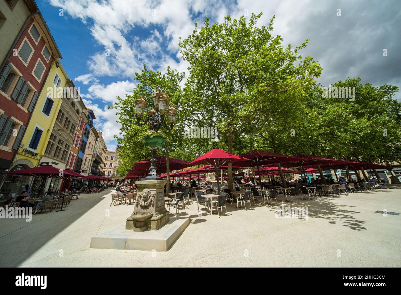 Tivoli Place con caffè e ristoranti nel centro di Carcassonne in una Sunny Spring Day Foto Stock