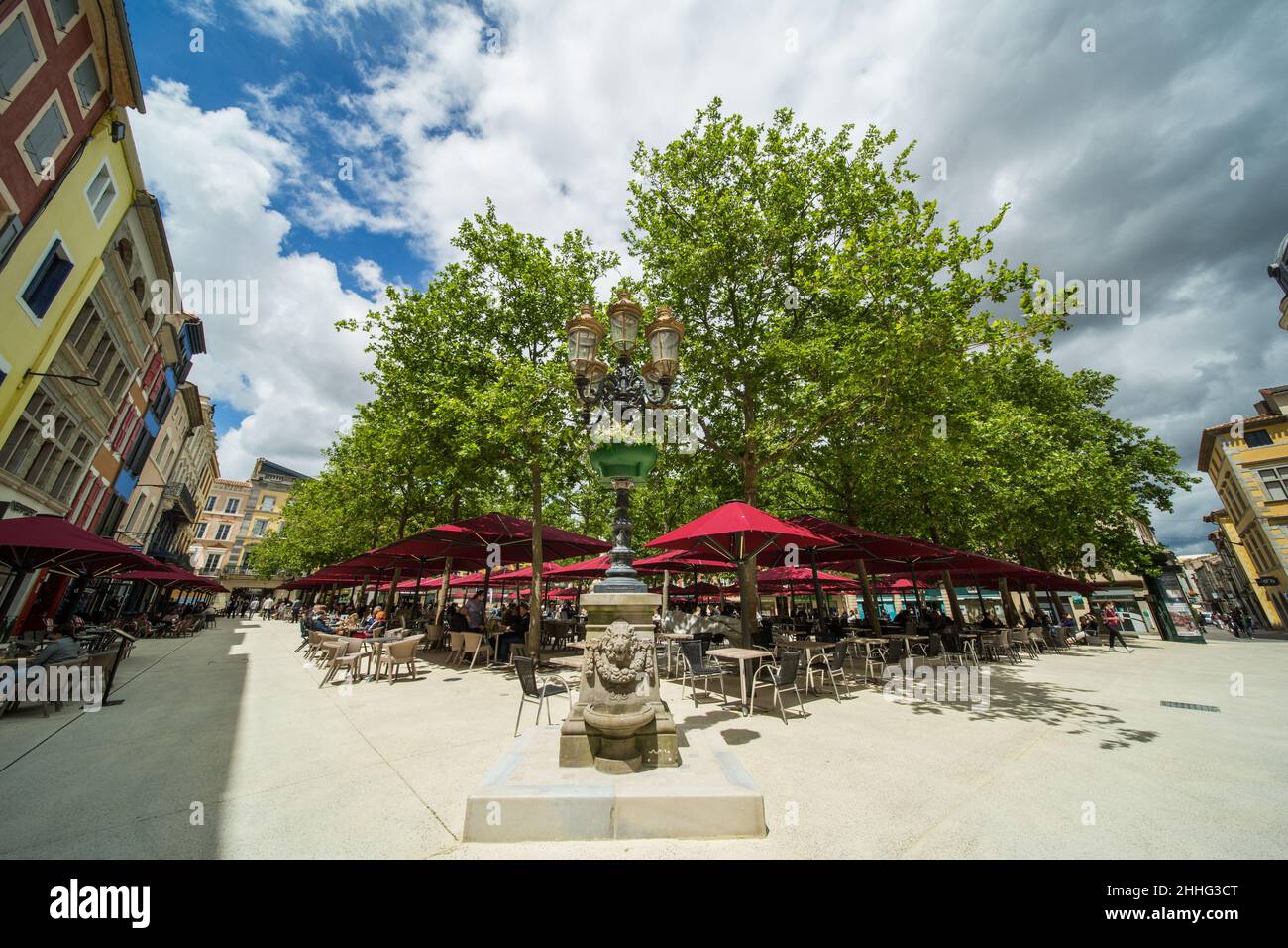 Tivoli Place con caffè e ristoranti nel centro di Carcassonne in una Sunny Spring Day Foto Stock