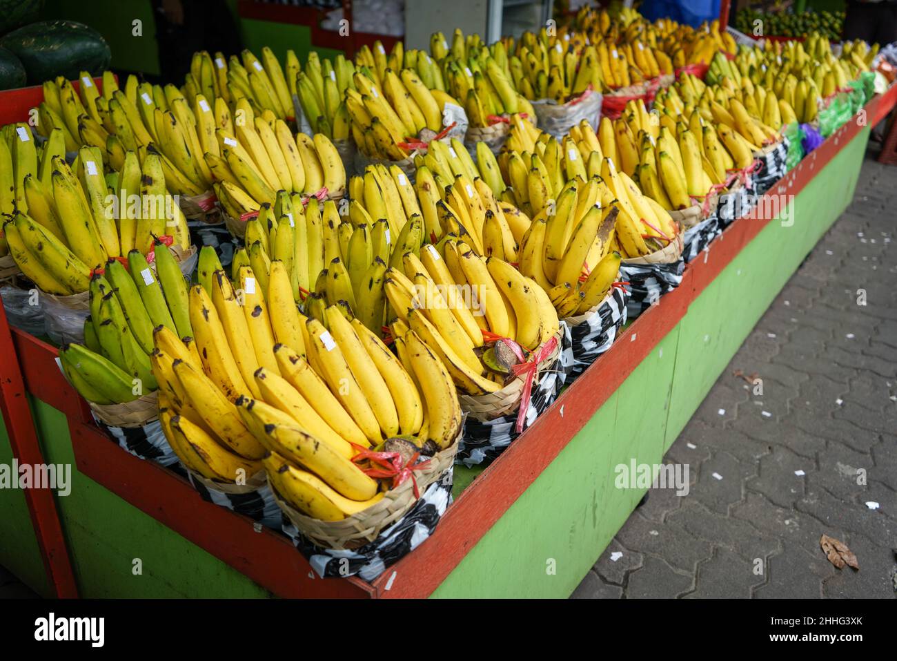 Una collezione di grandi banane gialle mature è venduta nei mercati tradizionali della frutta a prezzi bassi. Questo frutto ha un alto contenuto di vitamine e potassio. Foto Stock