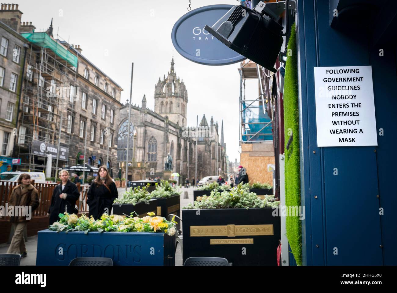 Un cartello all'esterno di un pub sul Royal Mile di Edimburgo che recita: "Seguendo le linee guida del governo, nessuno entra nei locali senza indossare una maschera", poiché i rivestimenti per il viso sono ancora obbligatori in negozi, bar, Ristoranti e trasporti pubblici nonostante le restrizioni finali messe in atto in risposta alla variante di Omicron che attraversa la Scozia essendo attenuata. Data foto: Lunedì 24 gennaio 2022. Foto Stock