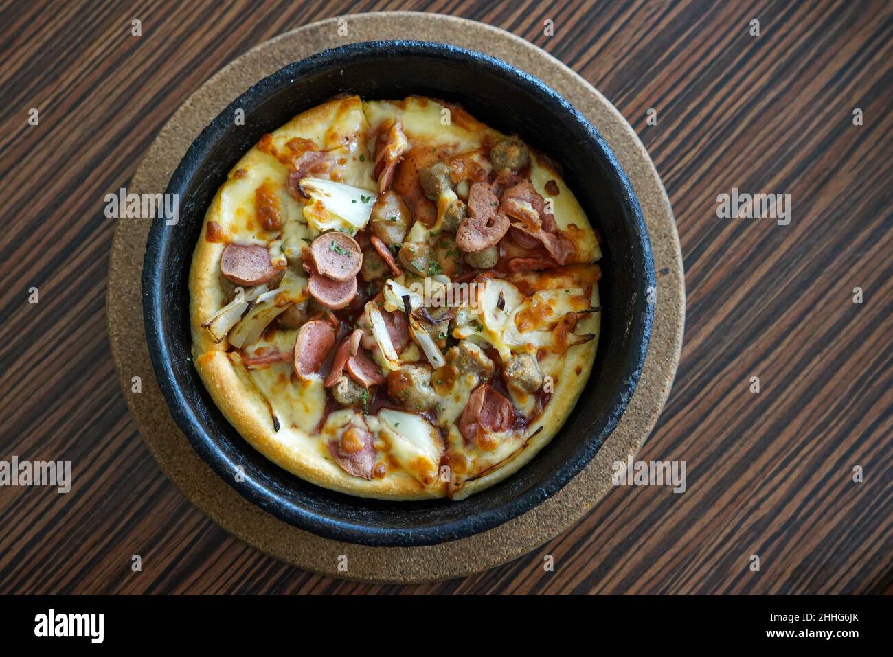 Pizza in padella immagini e fotografie stock ad alta risoluzione - Alamy