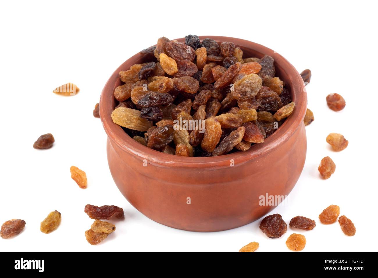 Uvetta dolce o uva dolce secca in una ciotola isolata su sfondo bianco Foto Stock