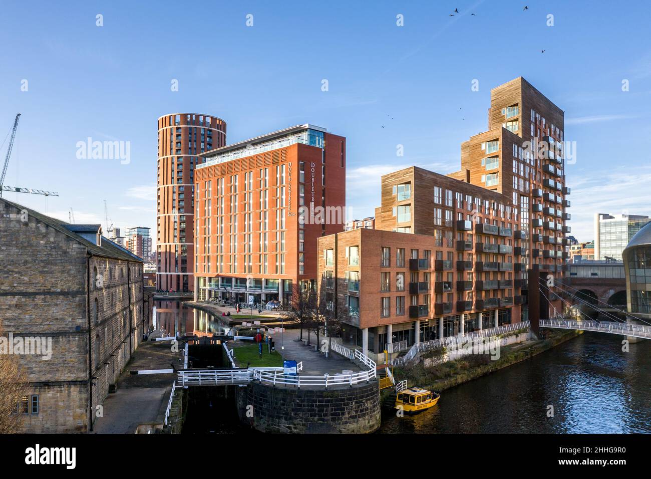 LEEDS, REGNO UNITO - 14 GENNAIO 2022. Una vista aerea di Candle House, DoubleTree Hotel e blocchi di appartamenti residenziali Granary Wharf, Leeds Foto Stock
