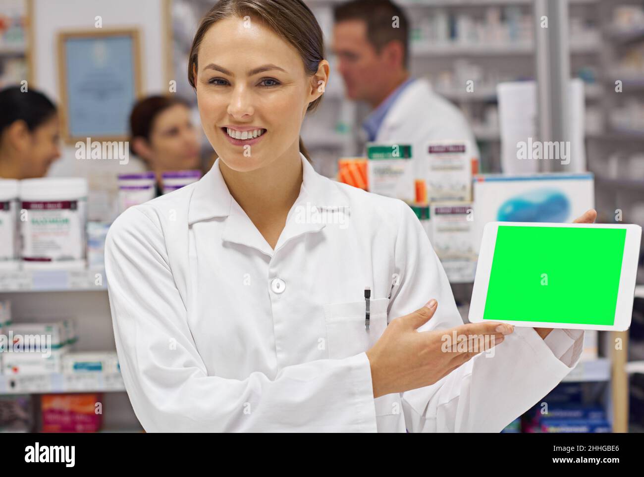 Farmacista di oggi. Ritratto di un'attraente farmacista che tiene in mano un display tablet digitale vuoto. Foto Stock