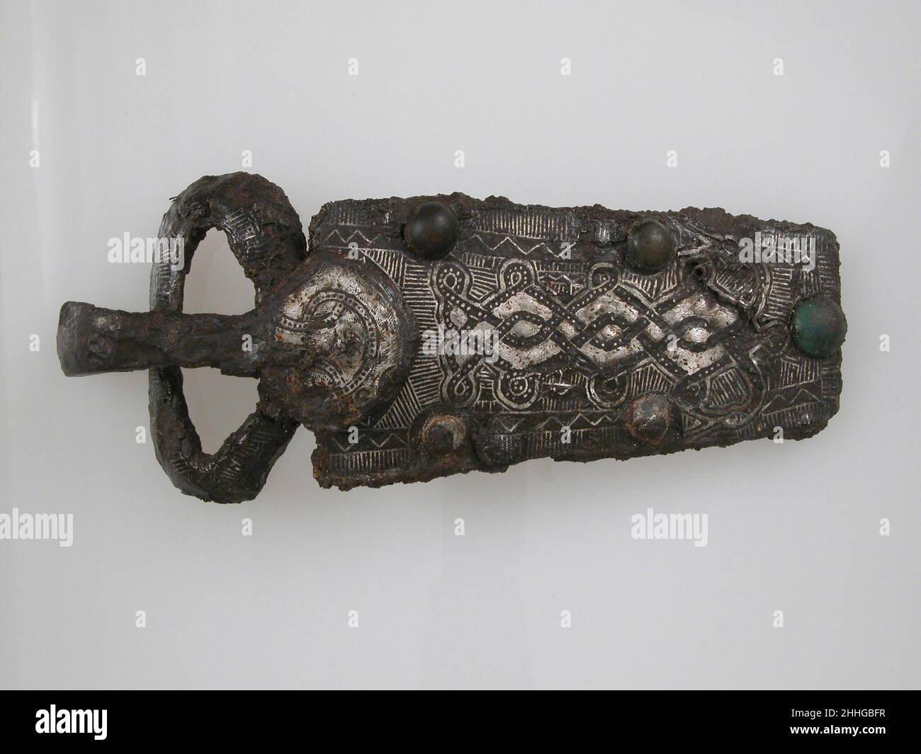 Cintura fibbia 7th secolo Frankish o Borgogna. Fibbia per cintura 465064 Frankish o Burgundan, fibbia per cintura, 7th Century, ferro, argento intarsio, Bronzo, totale: 7 1/16 x 2 15/16 x 1 1/8 poll. (18 x 7,4 x 2,8 cm) una fibbia: 6 1/4 x 2 15/16 x 1 1/16 pollici (15,9 x 7,4 x 2,7 cm) linguetta b: 3 3/8 x 1 1/2 x 1 1/8 pollici (8,6 x 3,8 x 2,8 cm). Il Metropolitan Museum of Art, New York. Dono di J. Pierpont Morgan, 1917 (17.191.347a, b) Foto Stock