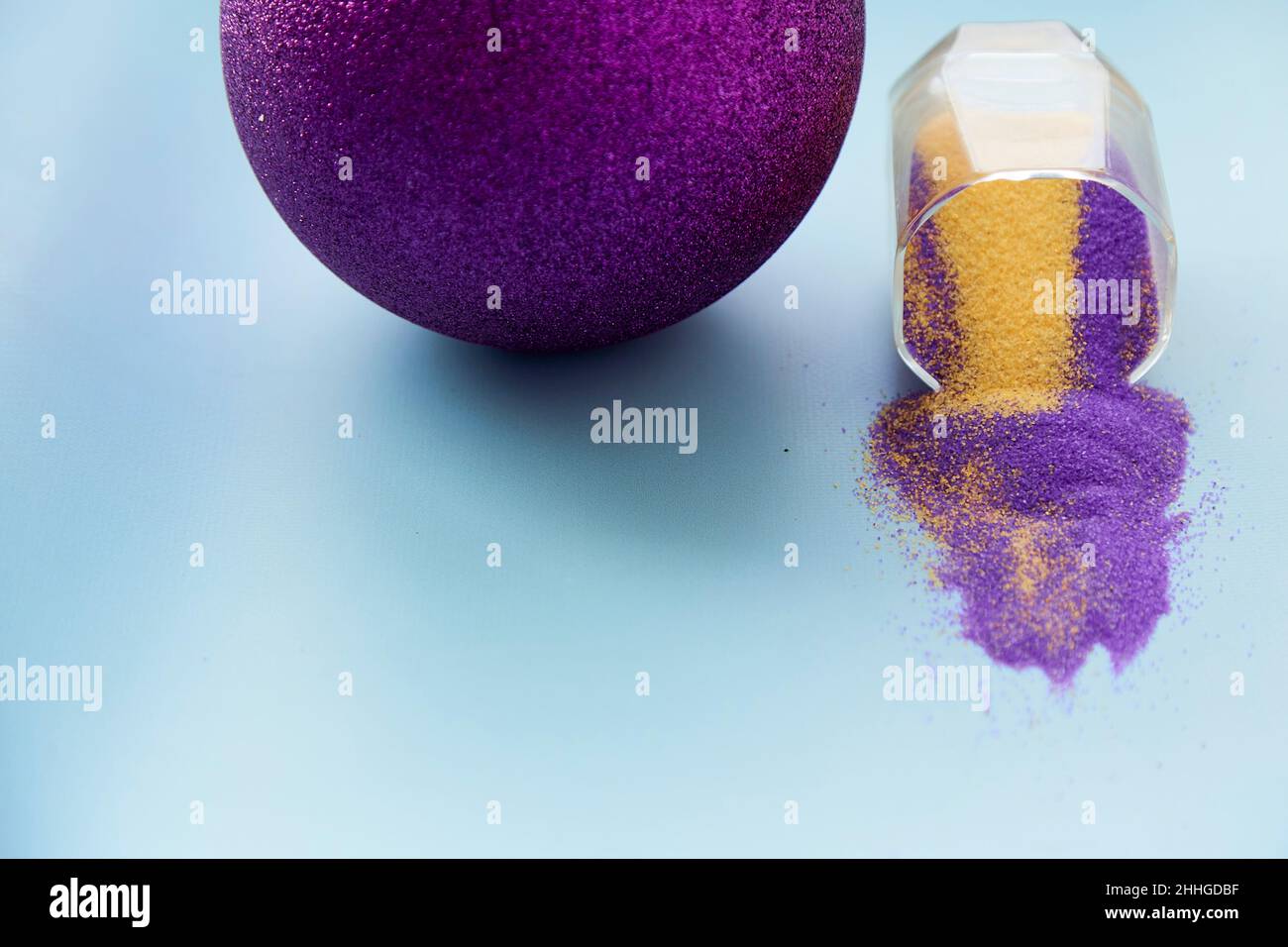 Flussi creativi di sabbia colorata e festa palla di Natale. Posiziona per testo. Occupazione creativa Foto Stock