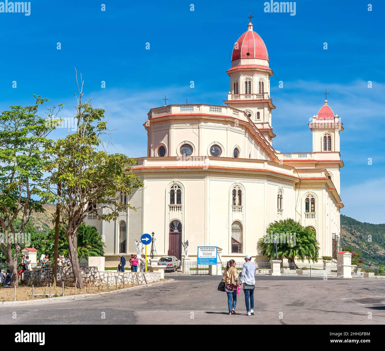 Architettura esterna della chiesa cattolica nostra Signora della Carità di El Cobre, Santiago de Cuba, Cuba Foto Stock