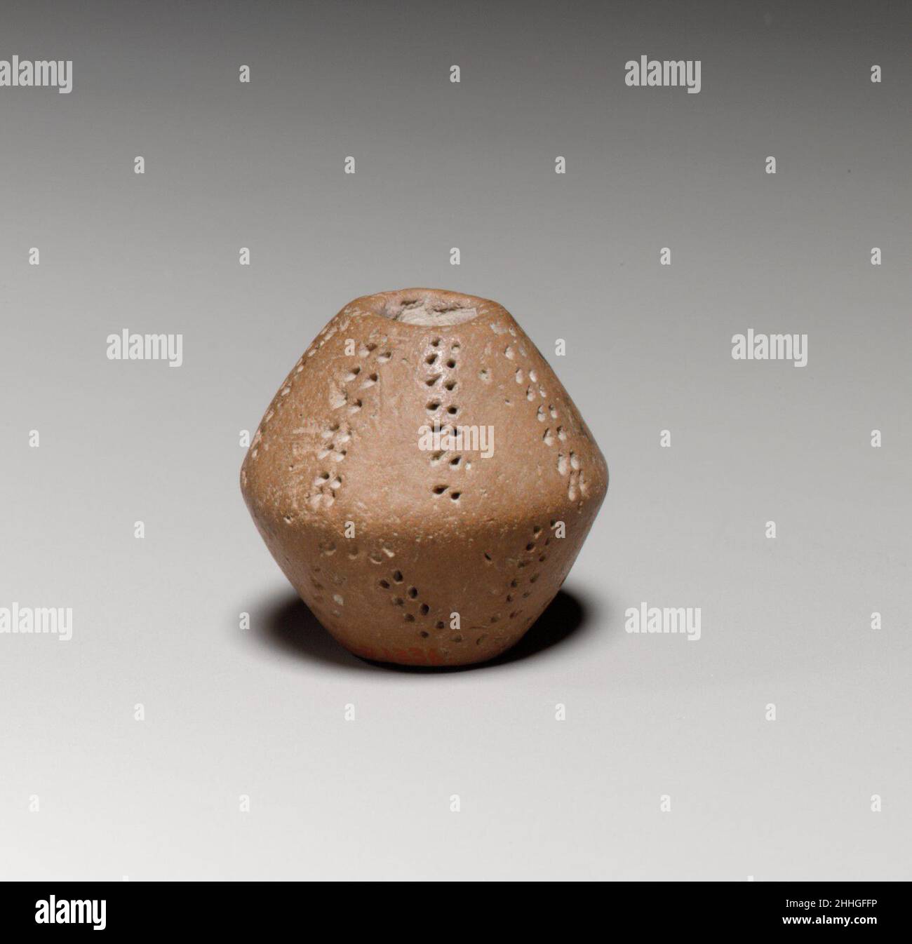 Piccola terracotta biconica a fusello ca. 1600–1050 a.C. i fuselli ciprioti hanno contribuito alla realizzazione di stoffe per indumenti e biancheria da letto. Sono stati posti in tombe, forse in modo che il defunto potrebbe continuare a girare la lana nell'aldilà. Piccola terracotta biconica a fusello. Cipriota, ca. 1600–1050 A.C. Terracotta; fatta a mano. Cipriota tardiva ? Foto Stock