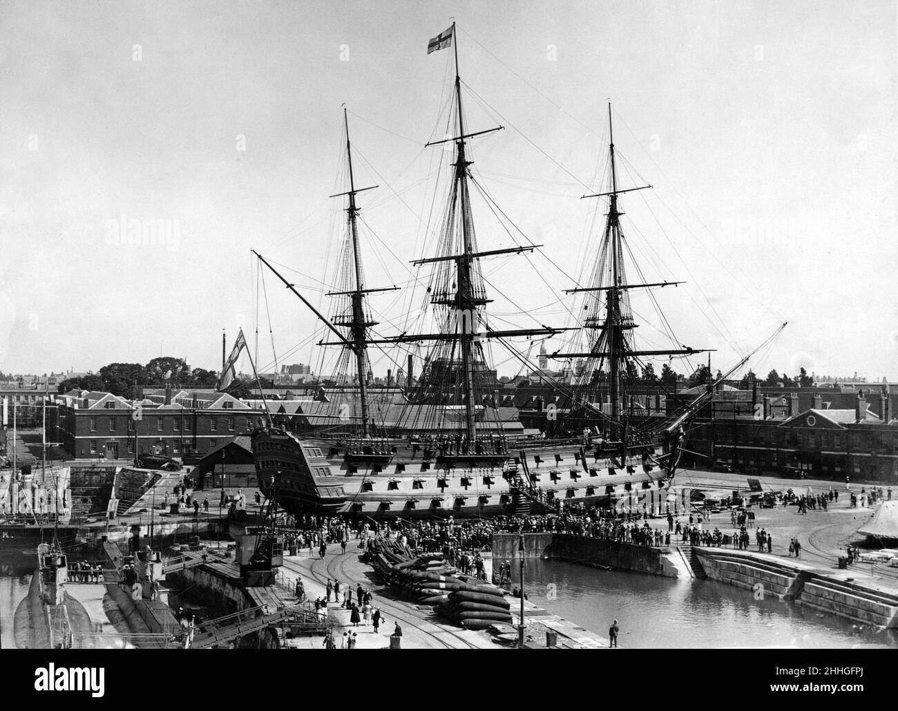 La settimana della Marina apre al Festival di Portsmouth, con vista che mostra alcuni dei visitatori. Nella foto, HMS Victory. Portsmouth, Hampshire. Agosto 1928. Foto Stock