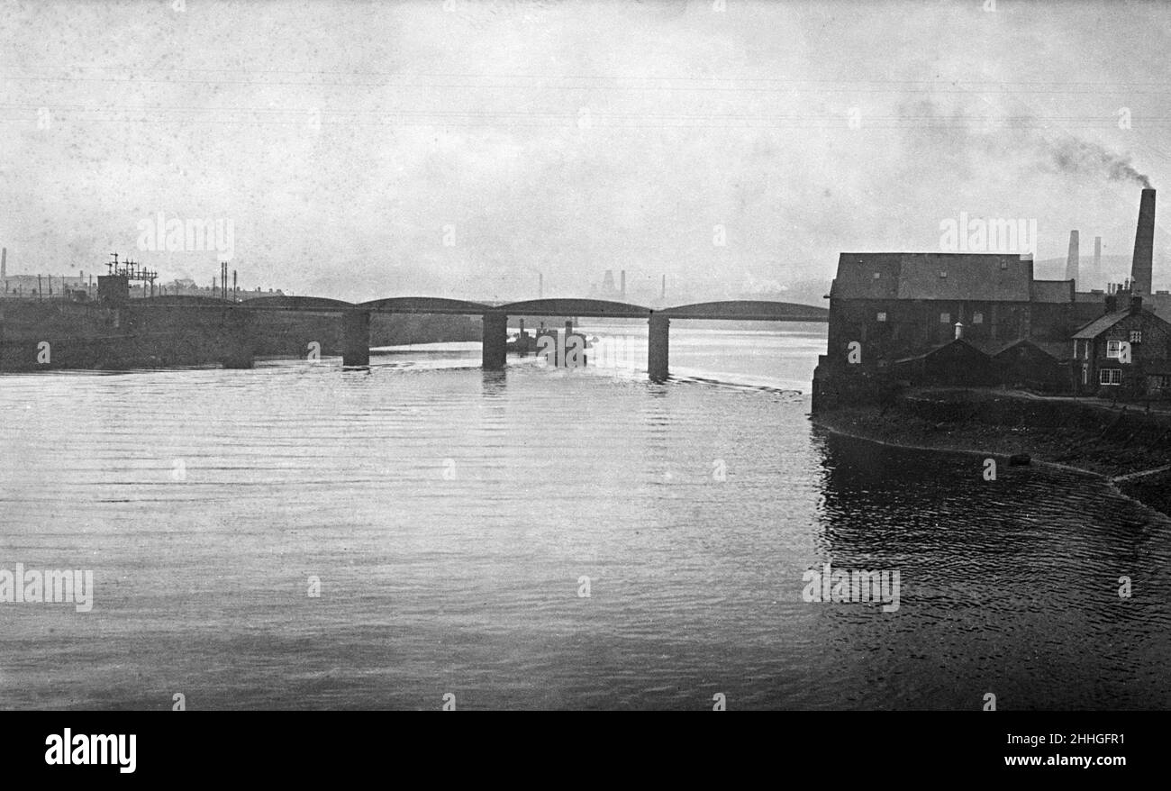 Nebbia sul Tyne e una vista sul vecchio ponte della ferrovia di Scotswood. Gennaio 1928. Foto Stock