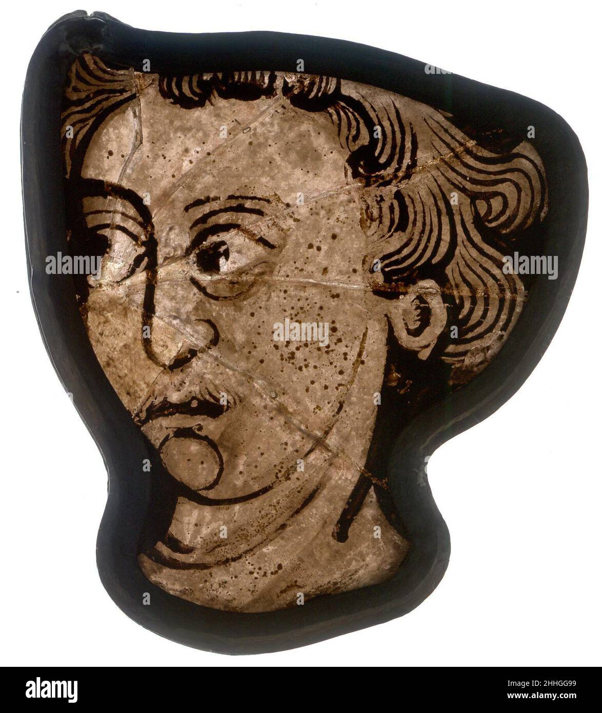 Frammento di vetro 1200–1215 Francese la Cattedrale di Saint-Étienne a Bourges conserva ancora una serie di vetrate nelle sue cappelle. Questi frammenti provenienti da alcune delle finestre ambulatoriali distrutte esemplificano l'alta qualità della decorazione originale. Notate in particolare il diavolo rosso sangue, probabilmente da una scena del Giudizio universale, e l'elegante figura di Cristo dalla Crocifissione. Frammento di vetro. Francese. 1200–1215. Vetro pentola-metallo, vernice vetrosa. Vetrate Foto Stock