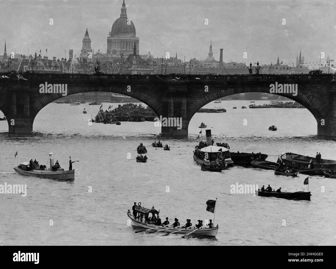 La Royal Barge naviga sul Tamigi durante il fiume Pageant. 4th agosto 1919. Foto Stock