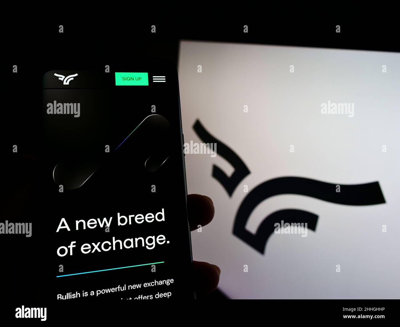 Persona che tiene il cellulare con il Web page della società di scambio di criptovaluta Bullish Global sullo schermo con il logo. Concentrarsi sul centro del display del telefono. Foto Stock