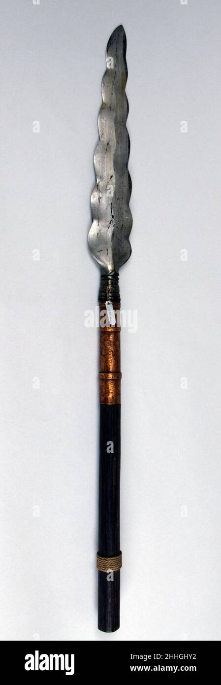 Testa di pruino 18th–19th secolo Filippine. Testa di presa. Filippine. 18th–19th secolo. Acciaio, legno, rame. Armi con alberi Foto Stock