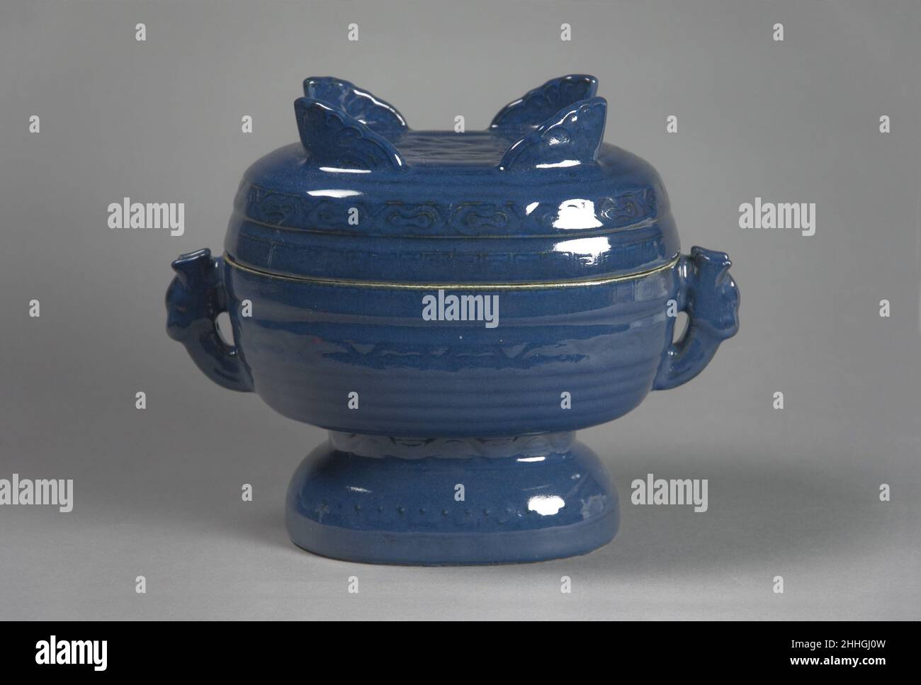 Vascello per l'offerta rituale (GUI) Cina questi vascelli (25.143.1–.3) sono stati usati nei rituali di stato tenuti nel primo mese lunare dell'anno, durante il quale l'imperatore ha fatto offerte al cielo all'altare per la vendemmia abbondante (Qigutan), parte del Tempio del Paradiso a Pechino. Nella forma e nella decorazione, questi vasi in ceramica, una gui e due dou, sono modellati su recipienti di grano di bronzo della dinastia orientale Zhou (770–256 a.C.), che avrebbero fatto parte di un più grande insieme di oggetti, impiegati in offerte rituali, che includevano contenitori per vino e carne. In tempi successivi, la ceramica prese il posto di bron Foto Stock