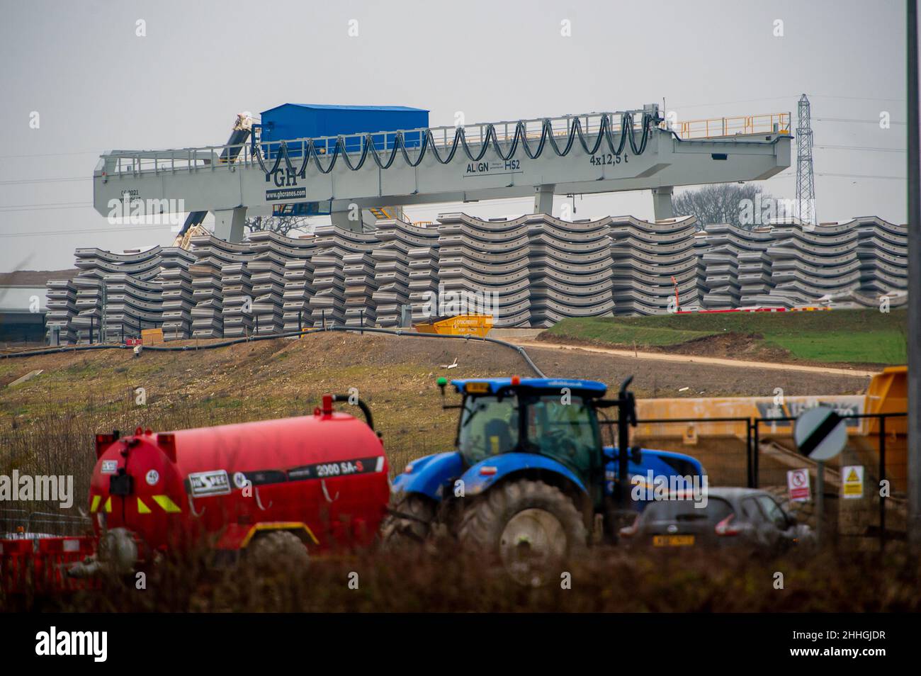 West Hyde, Hertfordshire, Regno Unito. 24th Gennaio 2022. Segmenti di rivestimento del tunnel nel sito HS2 South Portal. Le macchine per la perforazione di tunnel (TBM) di nome Florence e Cecilia stanno continuando a scavare due tunnel di dieci miglia sotto i Chilterns. Oggi il governo è tenuto a presentare in Parlamento la legge sul treno ad alta velocità (Crewe - Manchester). HS2 manifestanti stanno organizzando una Giornata Nazionale della Terra di Costing HS2 lungo la strada del HS2 in protesta. Credit: Maureen McLean/Alamy Live News Foto Stock