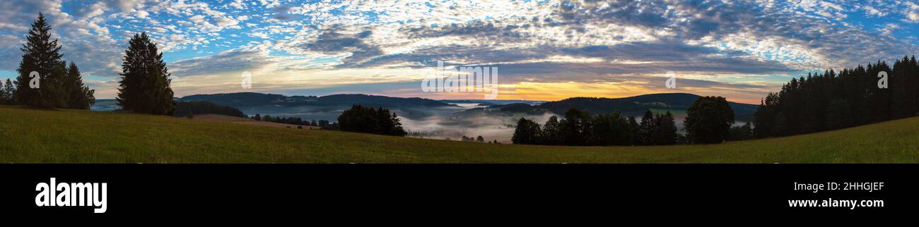 Mattina vista panoramica al tramonto del bellissimo cielo dal altopiano Boemo e Moravo vicino al villaggio di Krasne Foto Stock