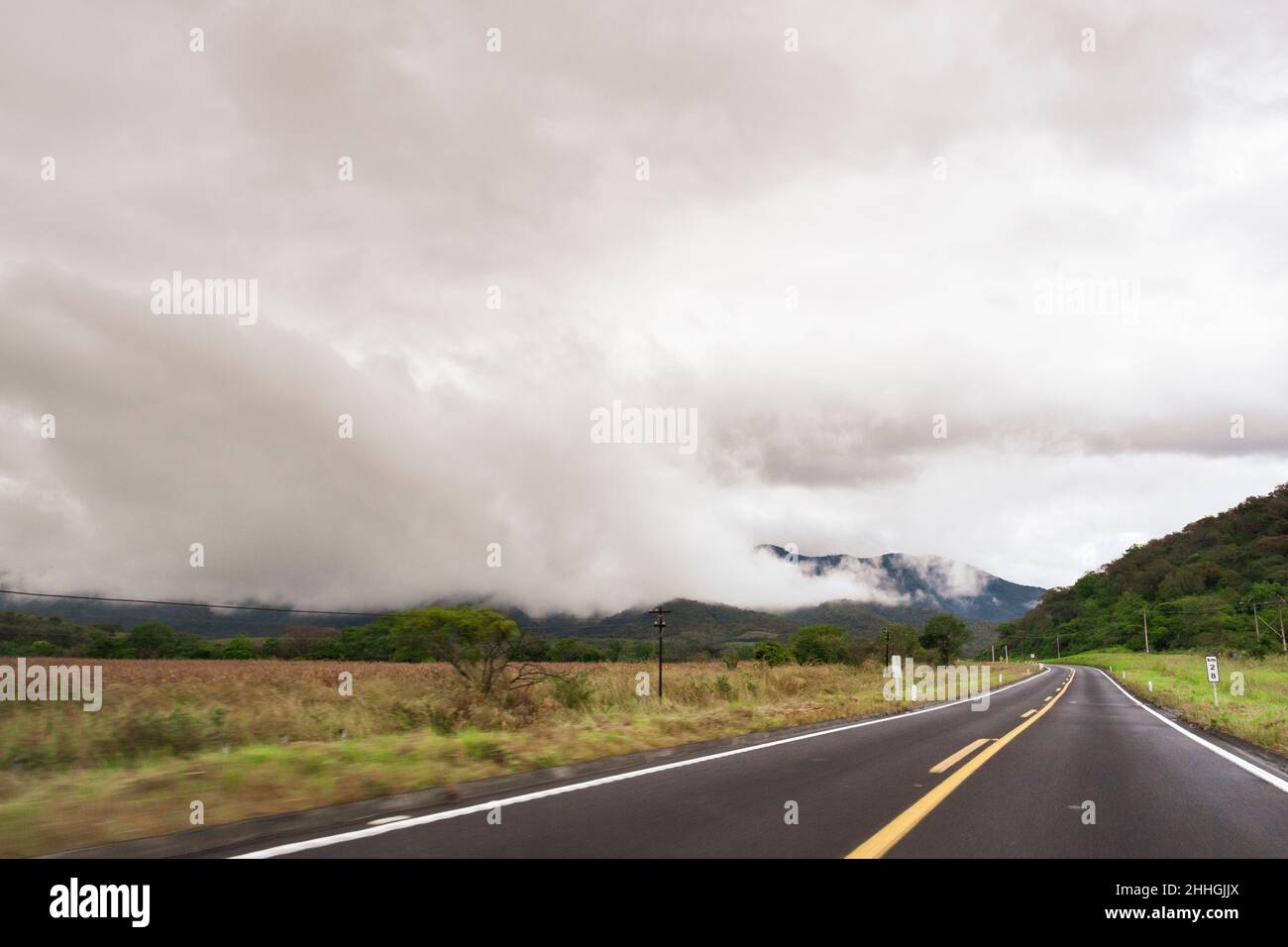 Autostrada dopo la tempesta. Puerto Vallarta, Messico Foto Stock