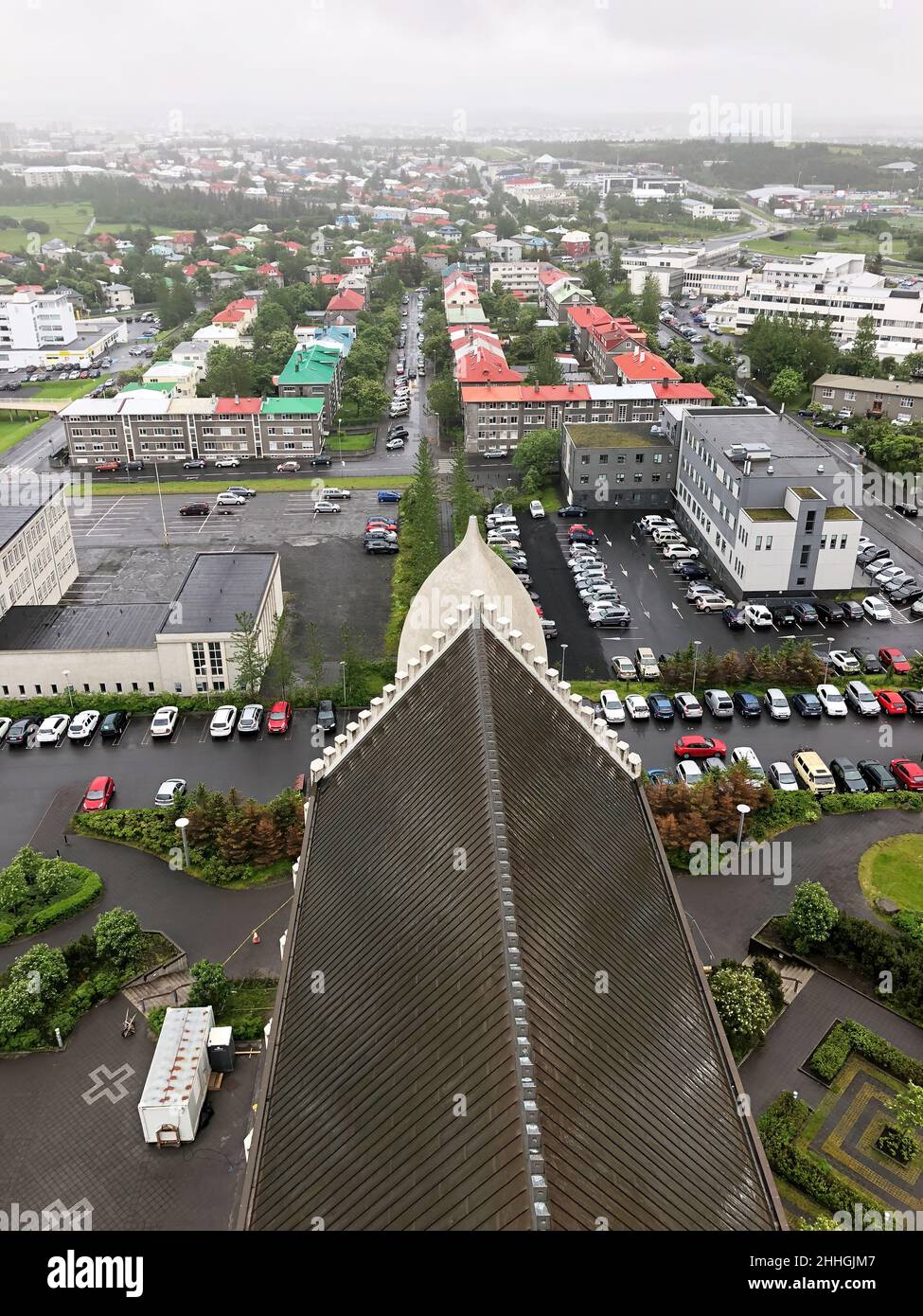 Splendida vista aerea di Reykjavik, Islanda, con paesaggi oltre la città, visto dalla torre di osservazione della Cattedrale di Hallgrimskirkja Foto Stock