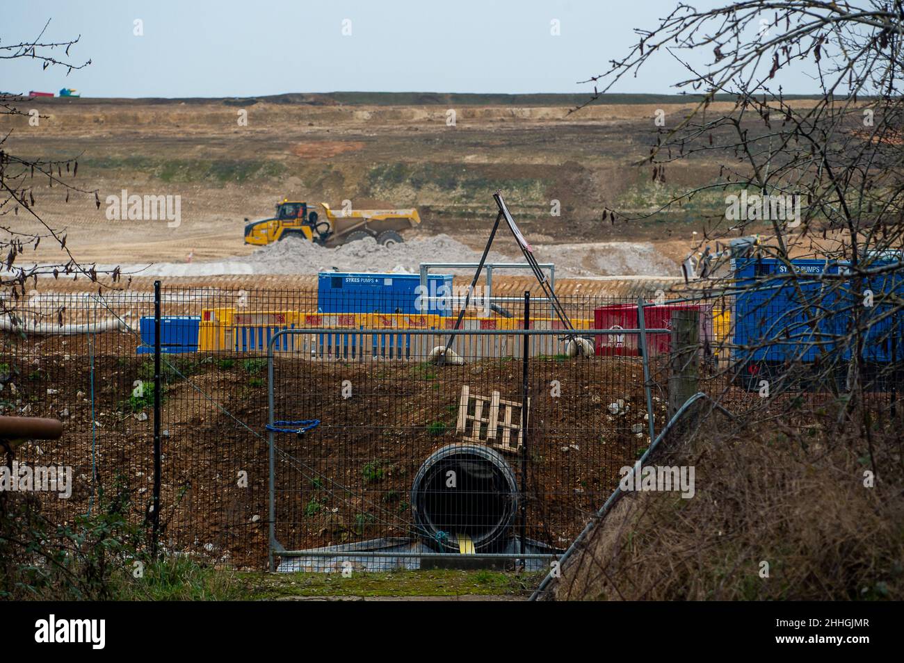 West Hyde, Hertfordshire, Regno Unito. 24th Gennaio 2022. HS2 i lavori proseguono presso il South Portal Compound di West Hyde, che comprende la fabbricazione di segmenti di rivestimento per il tunnel Chiltern e il trattamento del gesso umido noto come liquame dalle due macchine di perforazione per tunnel che attualmente stanno alesando due tunnel di dieci miglia sotto il Chilterns. Oggi il governo è tenuto a presentare in Parlamento la legge sul treno ad alta velocità (Crewe - Manchester). HS2 manifestanti stanno organizzando una Giornata Nazionale della Terra di Costing HS2 lungo la strada del HS2 in protesta. Credit: Maureen McLean/Alamy Live News Foto Stock