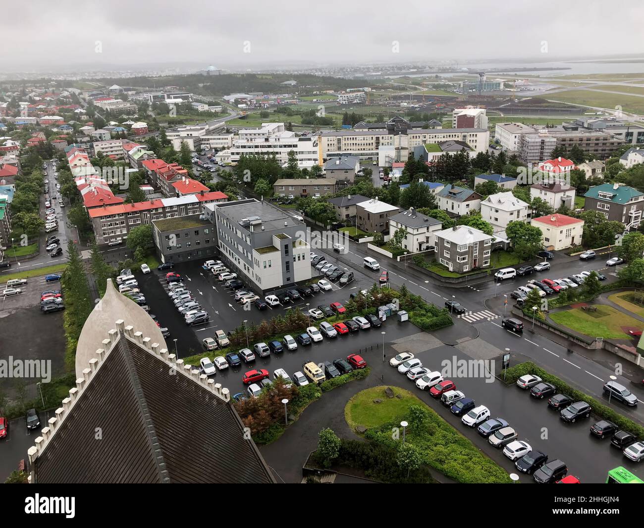 Splendida vista aerea di Reykjavik, Islanda, con paesaggi oltre la città, visto dalla torre di osservazione della Cattedrale di Hallgrimskirkja Foto Stock