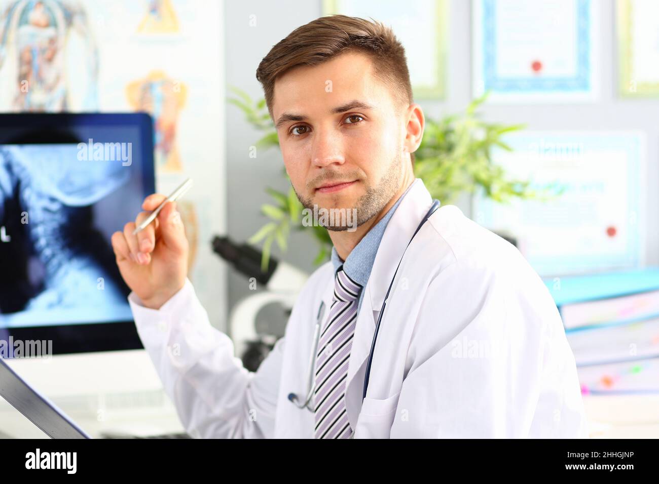 Il medico esamina la radiografia del primo piano della colonna cervicale Foto Stock
