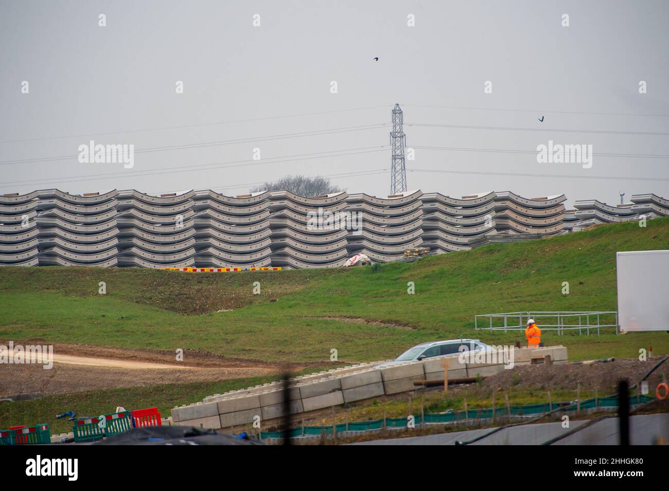 West Hyde, Hertfordshire, Regno Unito. 24th Gennaio 2022. Segmenti di rivestimento del tunnel nel sito HS2 South Portal. Le macchine per la perforazione di tunnel (TBM) di nome Florence e Cecilia stanno continuando a scavare due tunnel di dieci miglia sotto i Chilterns. Oggi il governo è tenuto a presentare in Parlamento la legge sul treno ad alta velocità (Crewe - Manchester). HS2 manifestanti stanno organizzando una Giornata Nazionale della Terra di Costing HS2 lungo la strada del HS2 in protesta. Credit: Maureen McLean/Alamy Live News Foto Stock