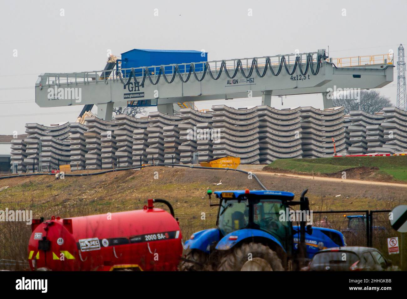 West Hyde, Hertfordshire, Regno Unito. 24th Gennaio 2022. Segmenti di rivestimento del tunnel nel sito HS2 South Portal. Le macchine per la perforazione di tunnel (TBM) di nome Florence e Cecilia stanno continuando a scavare due tunnel di dieci miglia sotto i Chilterns. Oggi il governo è tenuto a presentare in Parlamento la legge sul treno ad alta velocità (Crewe - Manchester). HS2 manifestanti stanno organizzando una Giornata Nazionale della Terra di Costing HS2 lungo la strada del HS2 in protesta. Credit: Maureen McLean/Alamy Live News Foto Stock