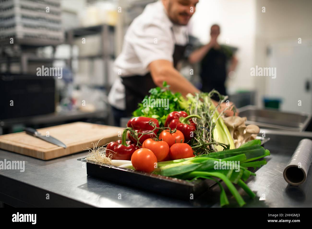 Verdure fresche mature preparate per il taglio in cucina commerciale. Foto Stock