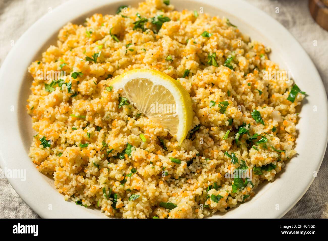 Burro sano fatto in casa e couscous di erbe con limone Foto Stock