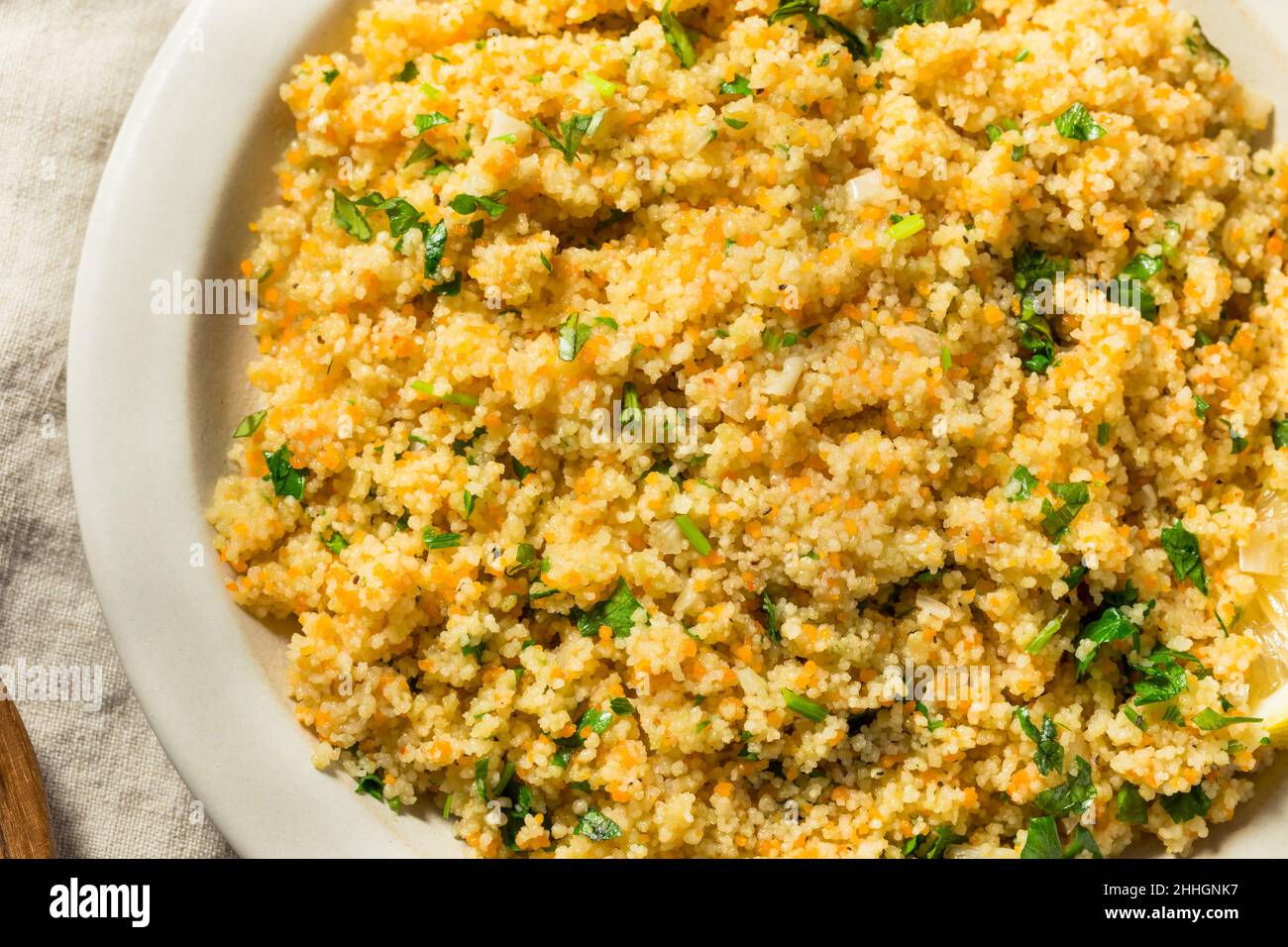 Burro sano fatto in casa e couscous di erbe con limone Foto Stock