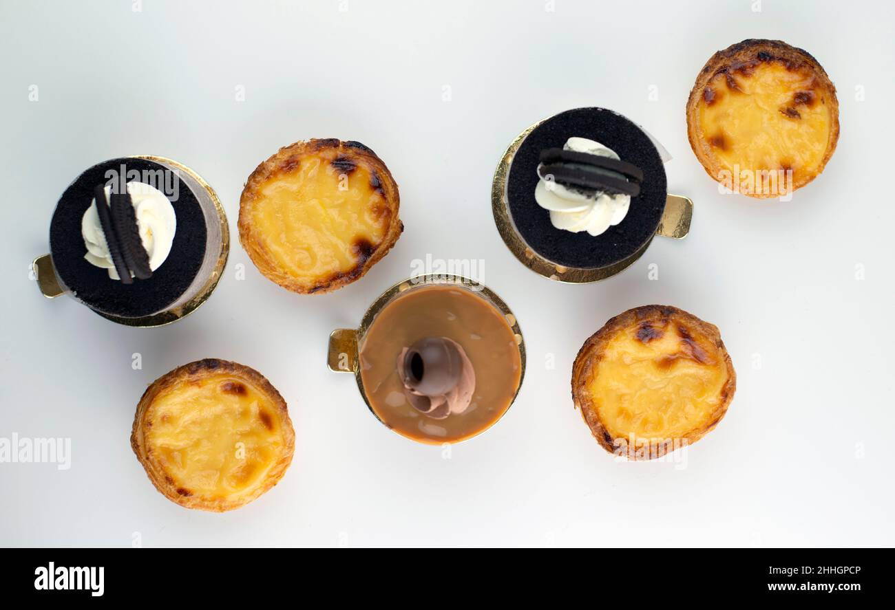 Dolci rotondi al forno con vista dall'alto su sfondo bianco Foto Stock